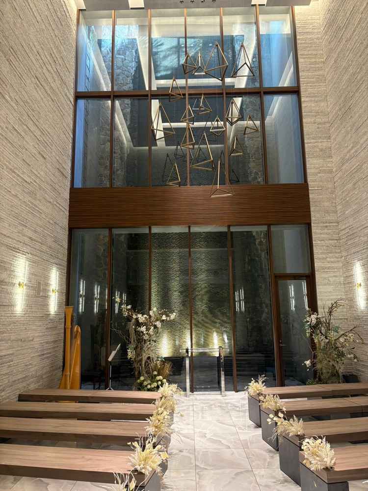 滝が流れているところが幻想的で天候に左右されないところも良いと思いました。