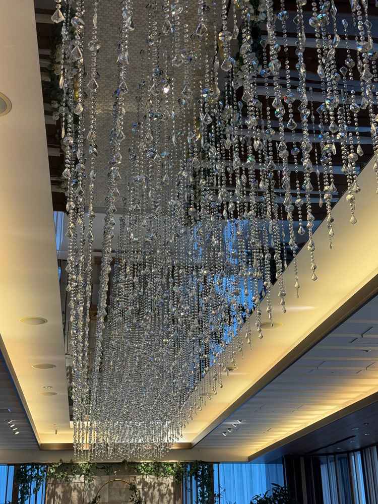 チャペル天井にあるクリスタル。涙のしずくをモチーフにしており、太陽光に反射するとキラキラ輝く。