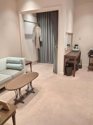 新郎新婦が利用できる部屋です。広々としています。