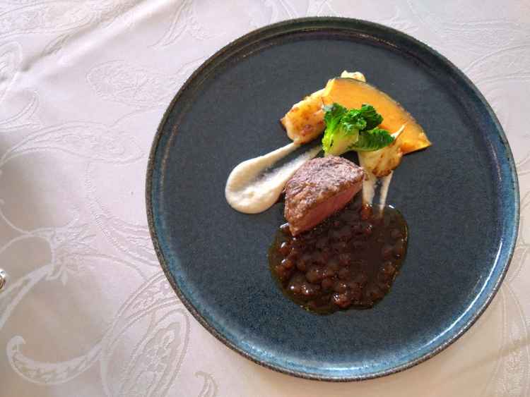 試食で頂いた牛フィレ肉のロティ。他の料理も含め、想像以上に美味しく、式当日の料理にも期待が持てた