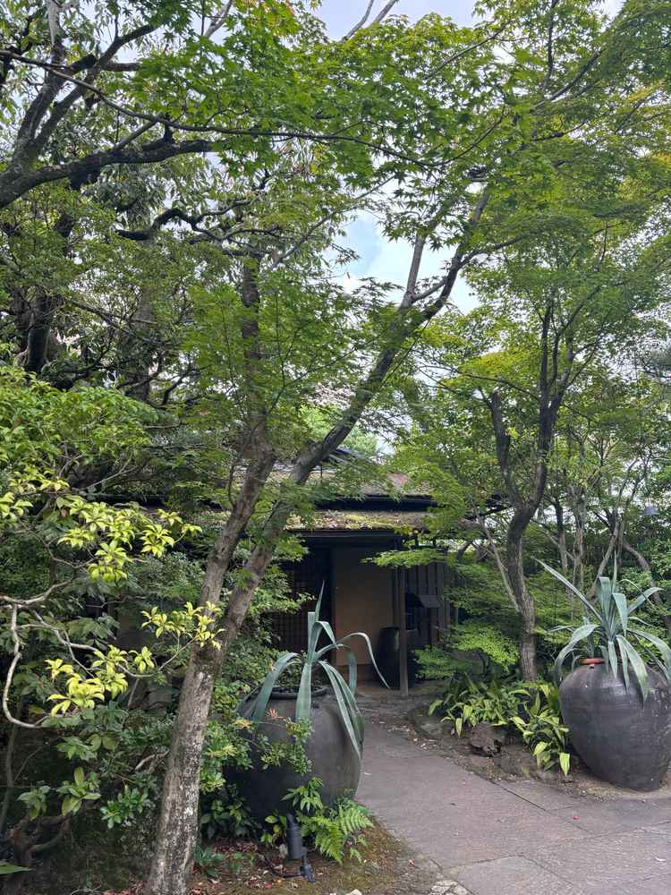 待合室の外の庭園