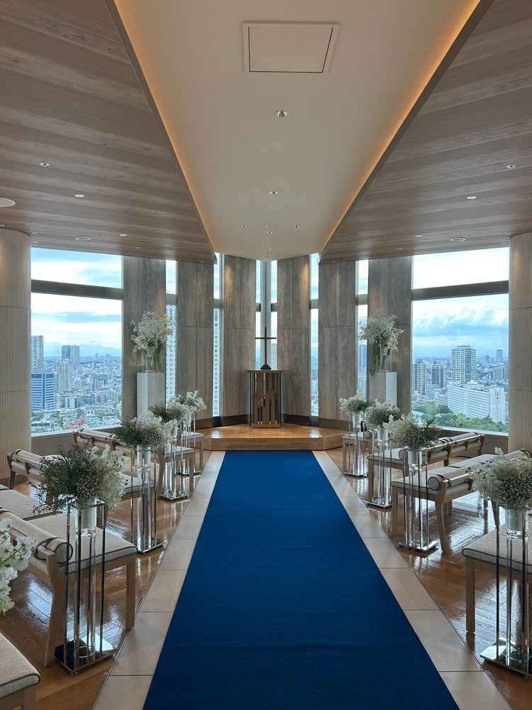 チャペル内には大きな窓があることや、高層階に位置していることにより明るく開放感があります。