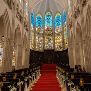 チャペル。赤い絨毯とステンドグラスが印象的