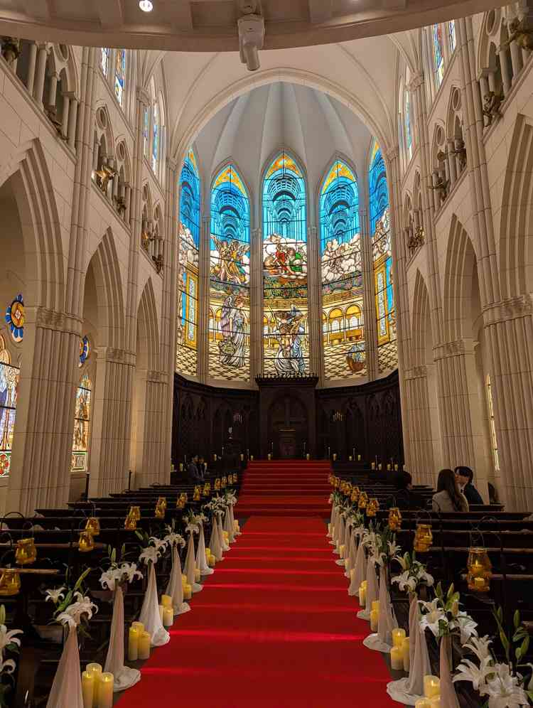 チャペル。赤い絨毯とステンドグラスが印象的