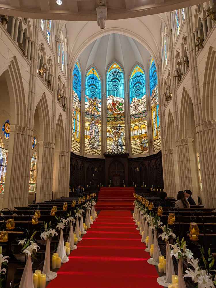 チャペル。赤い絨毯とステンドグラスが印象的