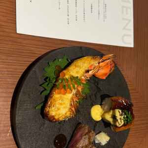 メイン料理のプレートです。暖かいお料理を提供していただけて、とても美味しかったです。