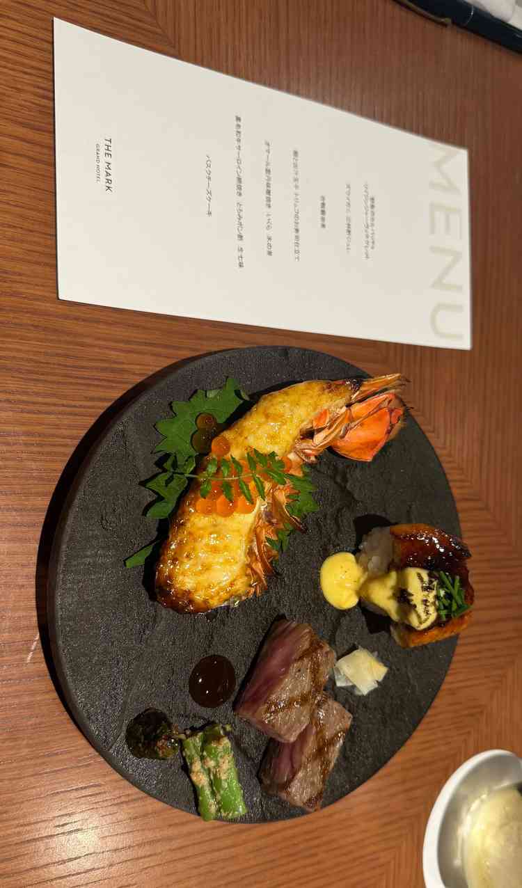 メイン料理のプレートです。暖かいお料理を提供していただけて、とても美味しかったです。