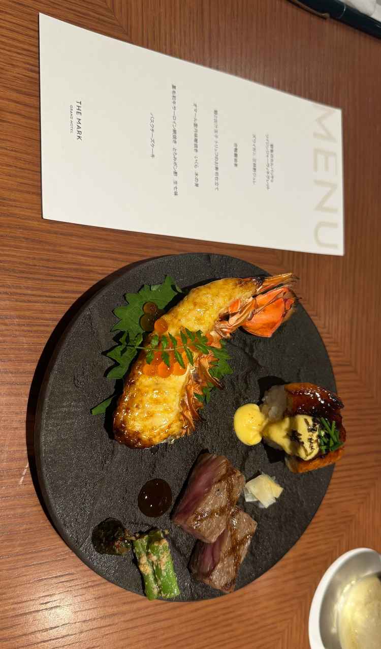 メイン料理のプレートです。暖かいお料理を提供していただけて、とても美味しかったです。