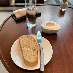 試食のパンとバター。この前にノンアルカクテルと軽食が出てきました。