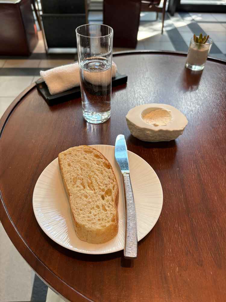 試食のパンとバター。この前にノンアルカクテルと軽食が出てきました。
