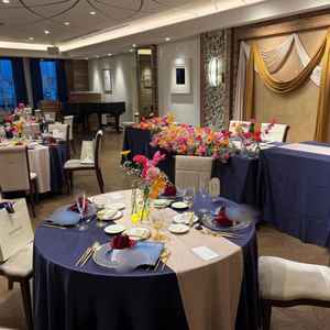 実際の40人規模の披露宴会場の座席と雰囲気。落ち着いた雰囲気を感じられる。