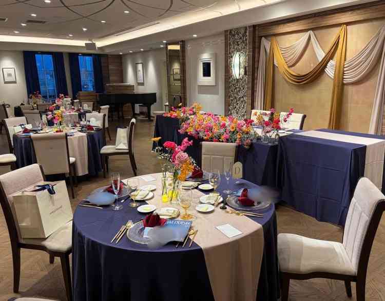 実際の40人規模の披露宴会場の座席と雰囲気。落ち着いた雰囲気を感じられる。