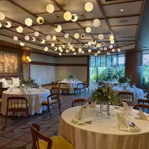 披露宴会場。3種類あったうちの一つで一番シンプル。緑が多く明るくていい雰囲気だった。