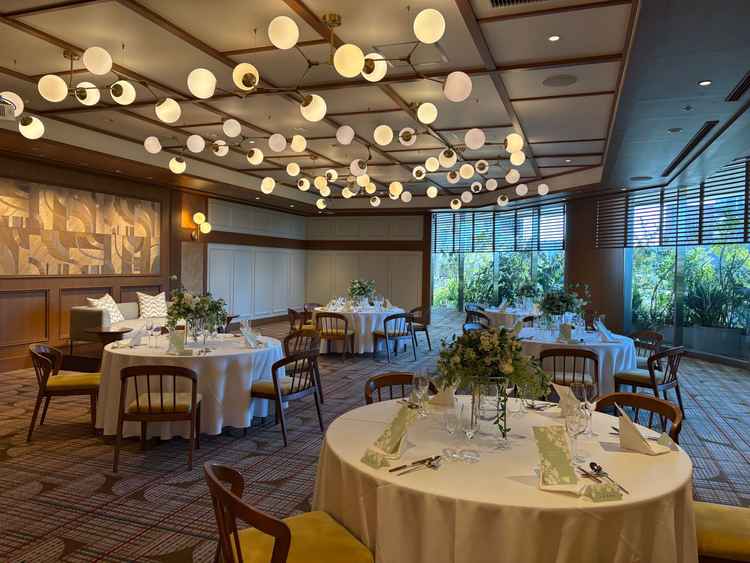 披露宴会場。3種類あったうちの一つで一番シンプル。緑が多く明るくていい雰囲気だった。