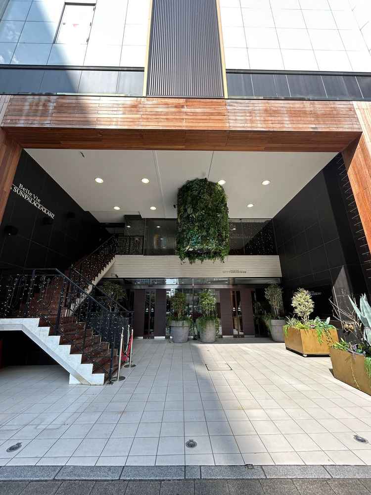 エントランス。天井が高くて非日常感を演出しています。