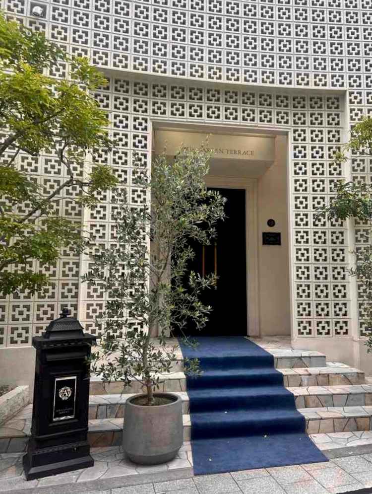 青いカーペットがひかれた外観の写真。白と青を基調として綺麗でした。