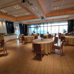 披露宴会場②　白を基調とした披露宴会場。①よりもハワイ感がつよくて、海も広く見えよかった