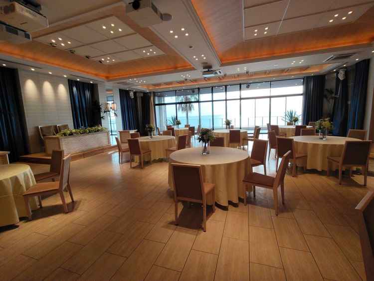 披露宴会場②　白を基調とした披露宴会場。①よりもハワイ感がつよくて、海も広く見えよかった