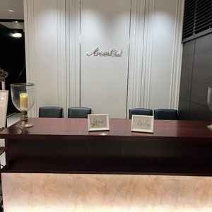 入ってすぐに受付があり、座れる椅子もたくさんありました。