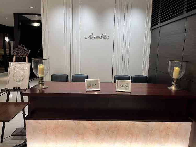 入ってすぐに受付があり、座れる椅子もたくさんありました。