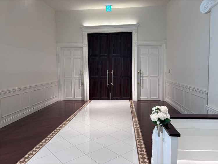 ゲスト席最後列から見たチャペル入り口。距離を長くとってあり後ろのゲストも見やすそうだった。