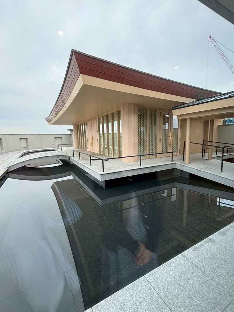 屋上の水面に浮かんでいるような神殿はとても神秘的で素敵でした！雨の日でも濡れないで行けます！