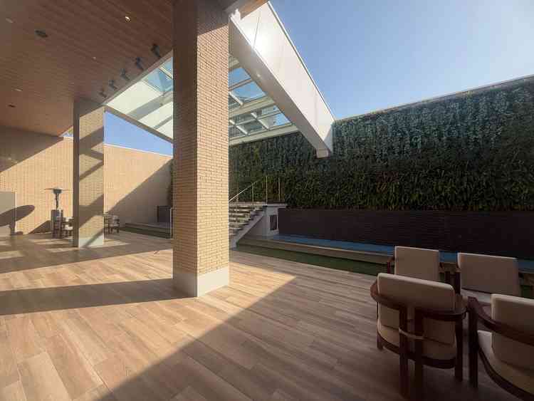 雨の日は屋根があり、天候を気にしなくても楽しめるガーデンは魅力的。