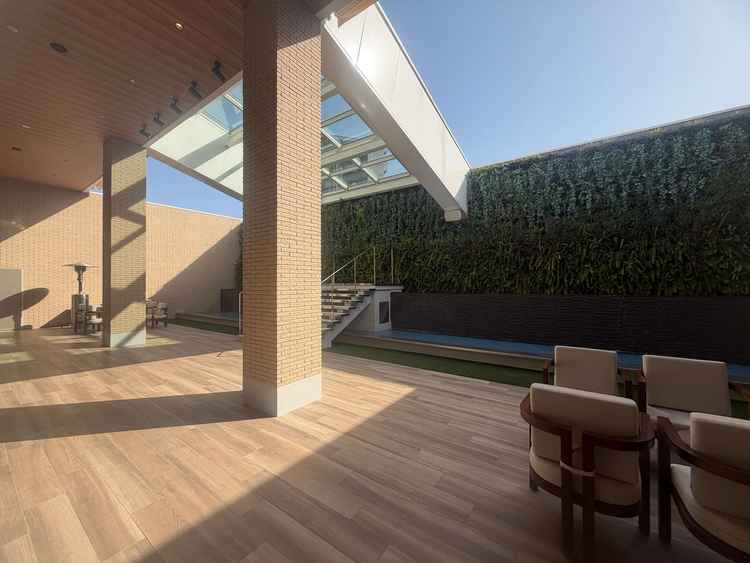 雨の日は屋根があり、天候を気にしなくても楽しめるガーデンは魅力的。