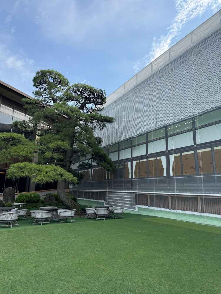 現在修復中の建物。挙式と披露宴の間に30分の時間があり、お庭で乾杯や写真撮影が可能とのこと。