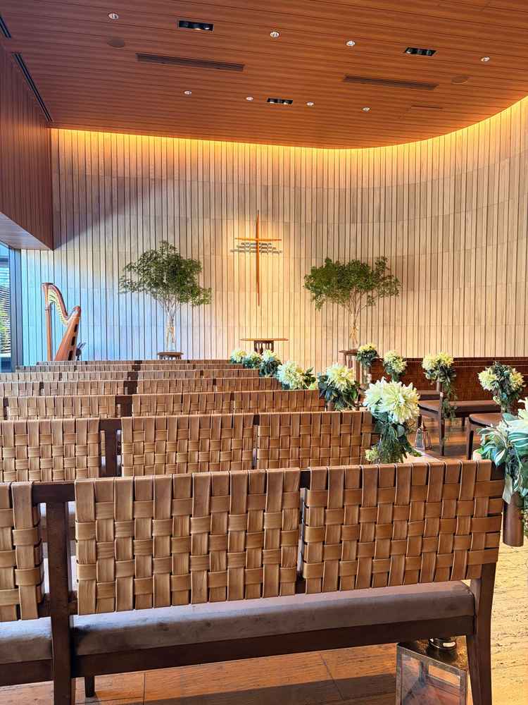 挙式会場です。見学の日は天気も良く、陽の光が心地よく差し込んでいました。