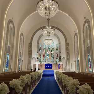 挙式会場。ステンドグラスが特徴的で入った瞬間から鳥肌が立つぐらい圧巻。後ろ側にパイプオルガンがある。