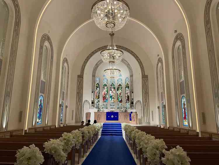 挙式会場。ステンドグラスが特徴的で入った瞬間から鳥肌が立つぐらい圧巻。後ろ側にパイプオルガンがある。