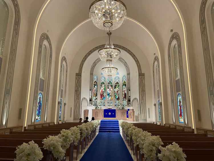 挙式会場。ステンドグラスが特徴的で入った瞬間から鳥肌が立つぐらい圧巻。後ろ側にパイプオルガンがある。