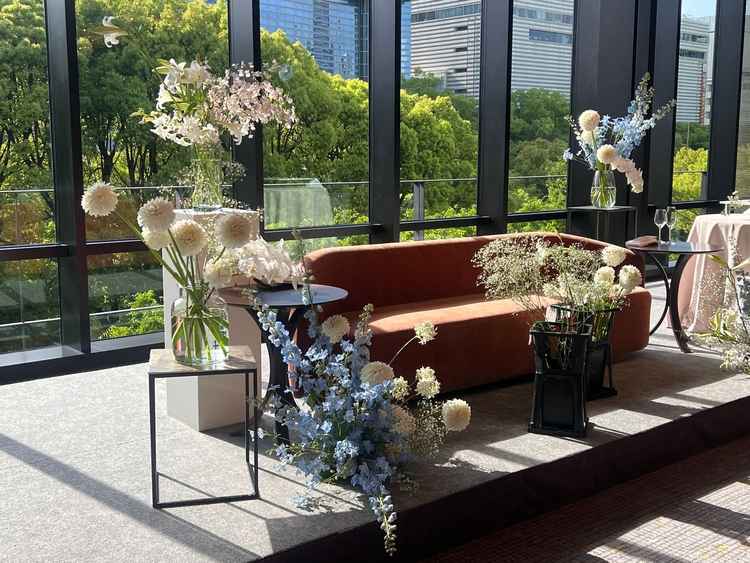 準備中のメインテーブル。お花は4つの会社から選べるそうです。この写真で12〜15万ぐらい。