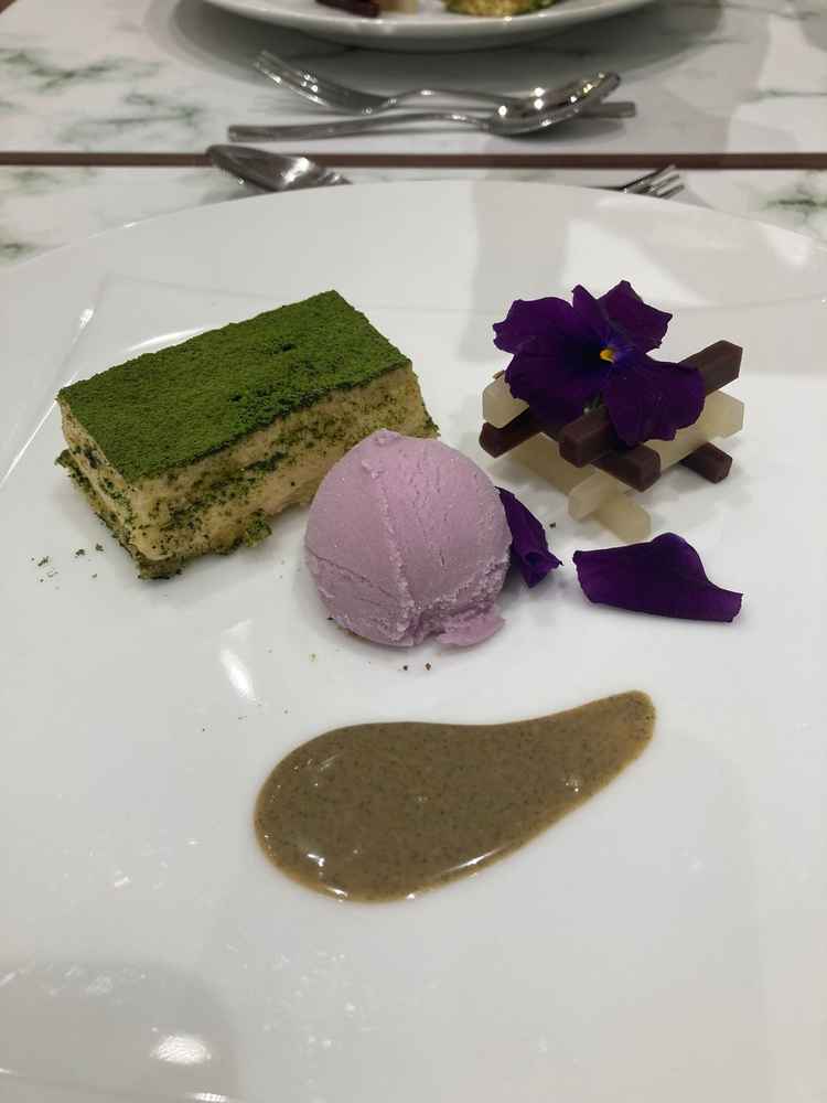 試食も頂きました。抹茶のティラミスも、ほろ苦くて美味しかったです。右上はチョコとゆずの羊羹です。