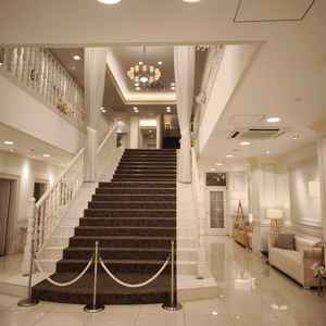 一階から二階への豪華な階段。フラワーシャワーや、集合写真の撮影が可能。