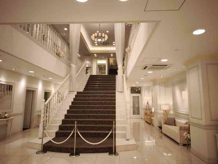 一階から二階への豪華な階段。フラワーシャワーや、集合写真の撮影が可能。