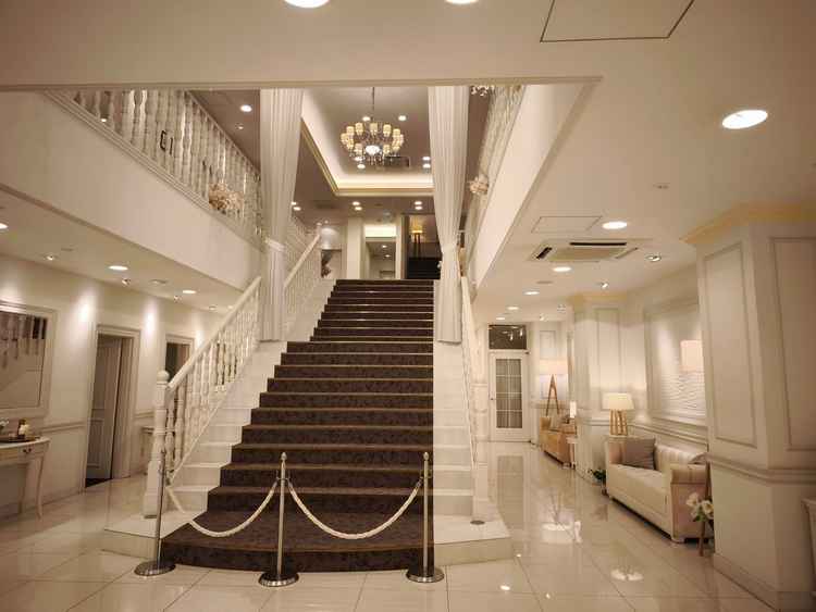 一階から二階への豪華な階段。フラワーシャワーや、集合写真の撮影が可能。