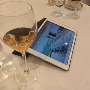 お食事の試食後タブレットで様々な施設設備、会場情報をみてイメージを高められました。