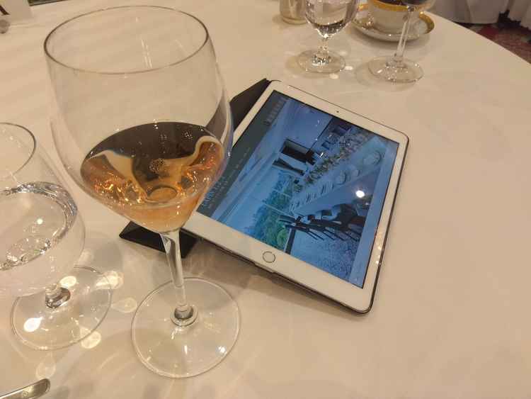 お食事の試食後タブレットで様々な施設設備、会場情報をみてイメージを高められました。