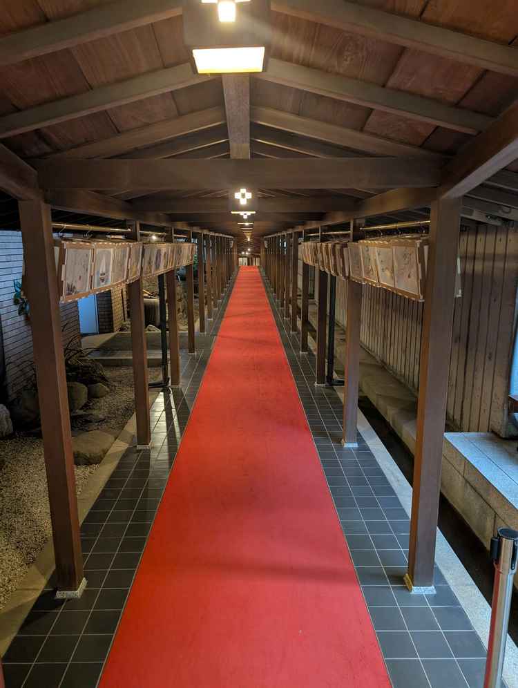 幣殿まで続く屋根付きの廊下があり、雨の日でも参進の儀が可能。こちらでもかなり趣があり良さそうでした。