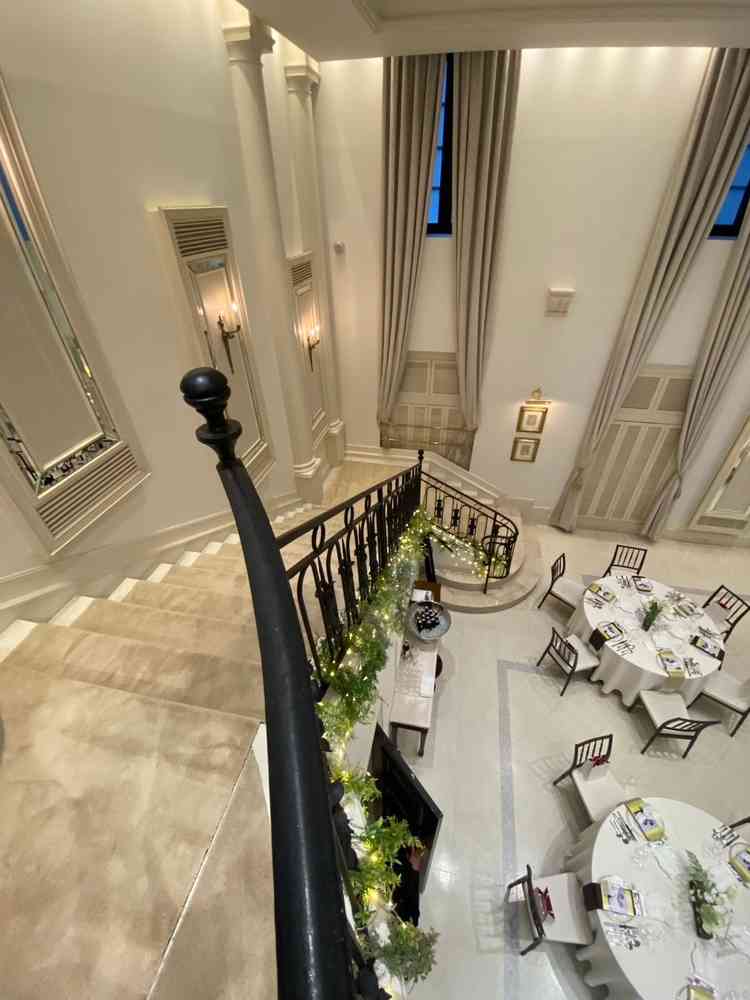 披露宴会場には階段からの入場ができ、ゲストとの距離感も近いため全員の顔が見渡せます。