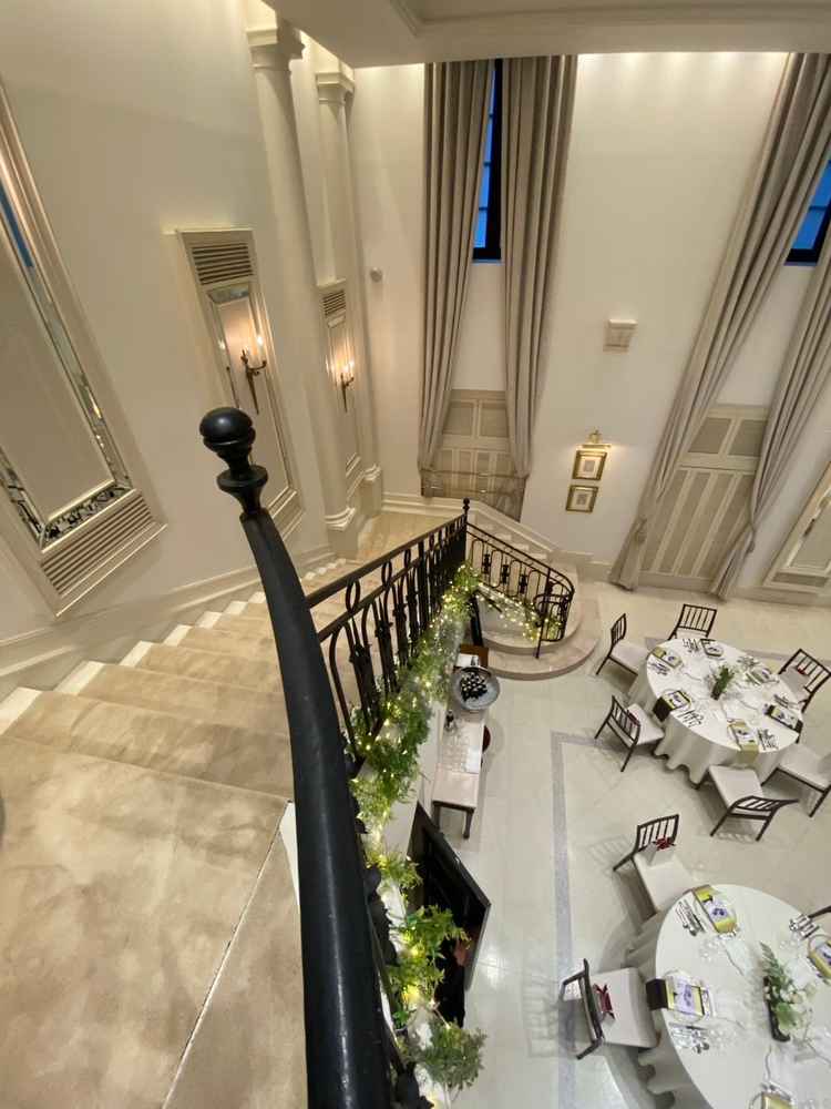 披露宴会場には階段からの入場ができ、ゲストとの距離感も近いため全員の顔が見渡せます。