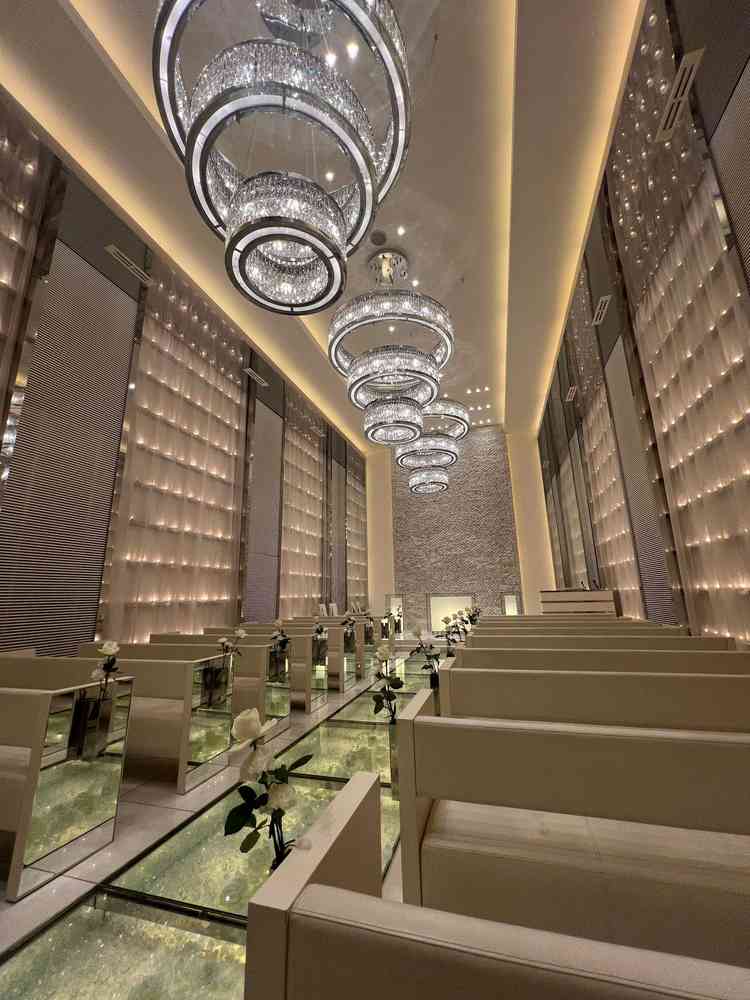 挙式会場の雰囲気はとっても素敵です!ウェディングドレスが映えそうでした。