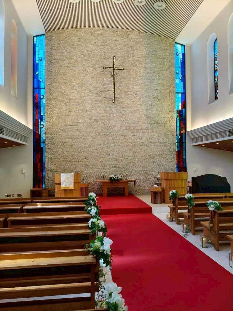 天井が高くスタンドグラスが綺麗なチャペル