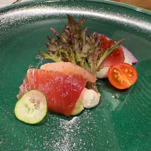 前菜。口の中でお寿司になるという不思議な一品でした。食べやすさと真新しさが両立してました。