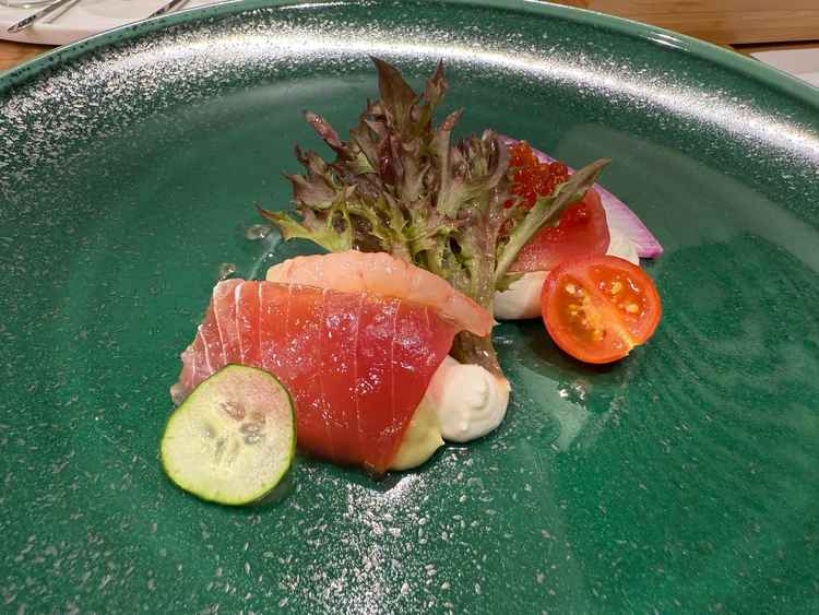 前菜。口の中でお寿司になるという不思議な一品でした。食べやすさと真新しさが両立してました。