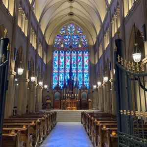 美しいステンドグラスが映える教会。