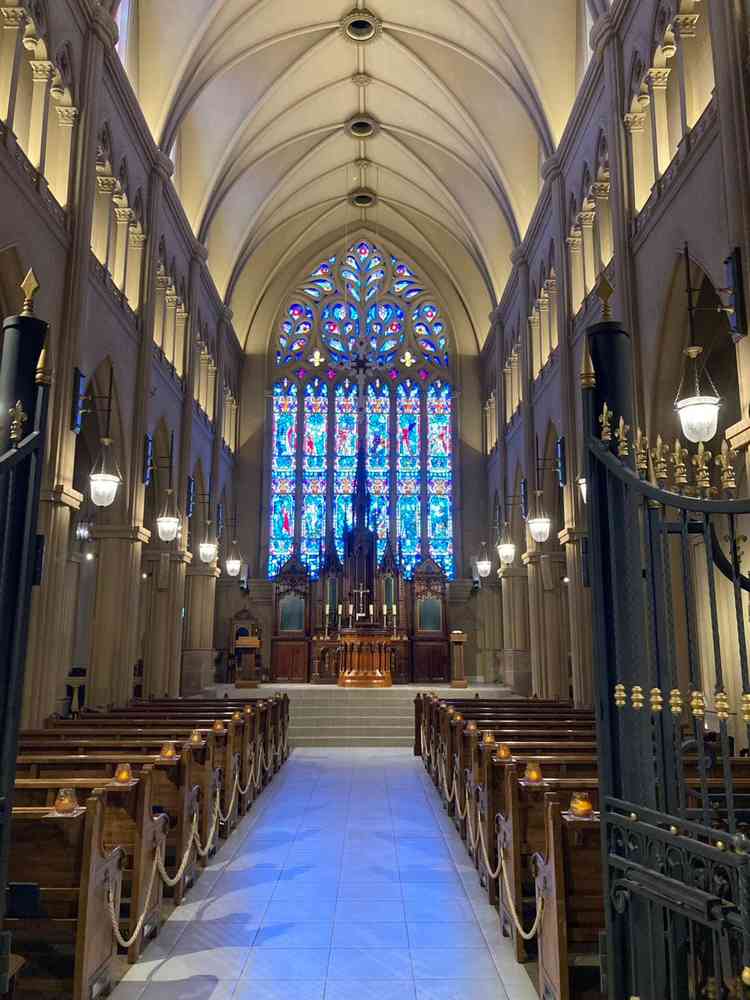 美しいステンドグラスが映える教会。