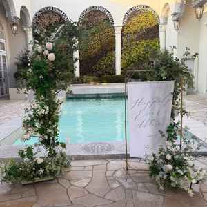 門から入ると目の前にプール。シャボン玉の演出がよかったです。